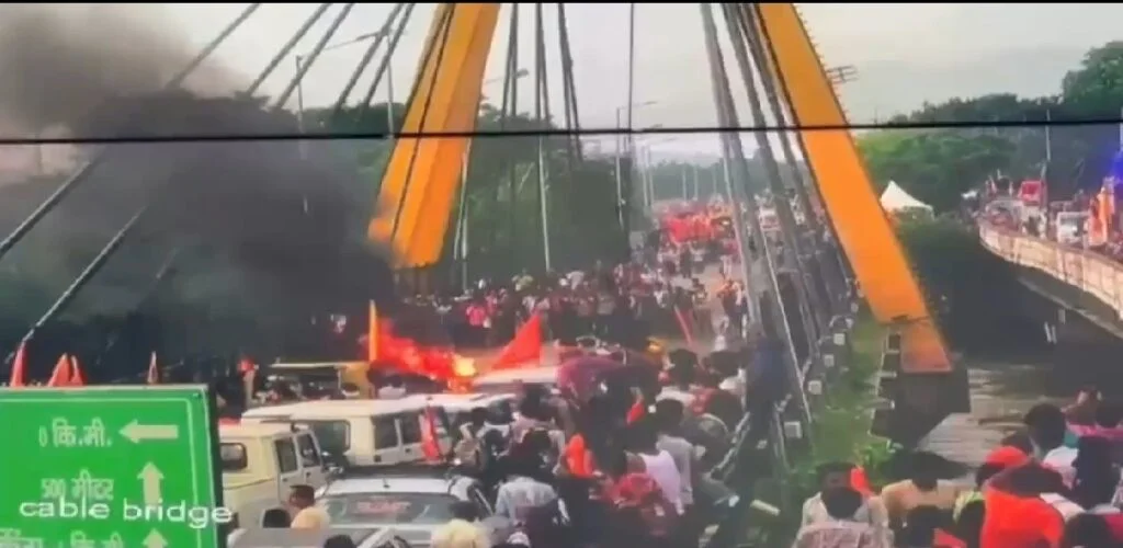 हरकी पौड़ी मे समीप केबिल ब्रिज पर कांवडिये की बाइक में लगी आग, मची अफरा-तफरी