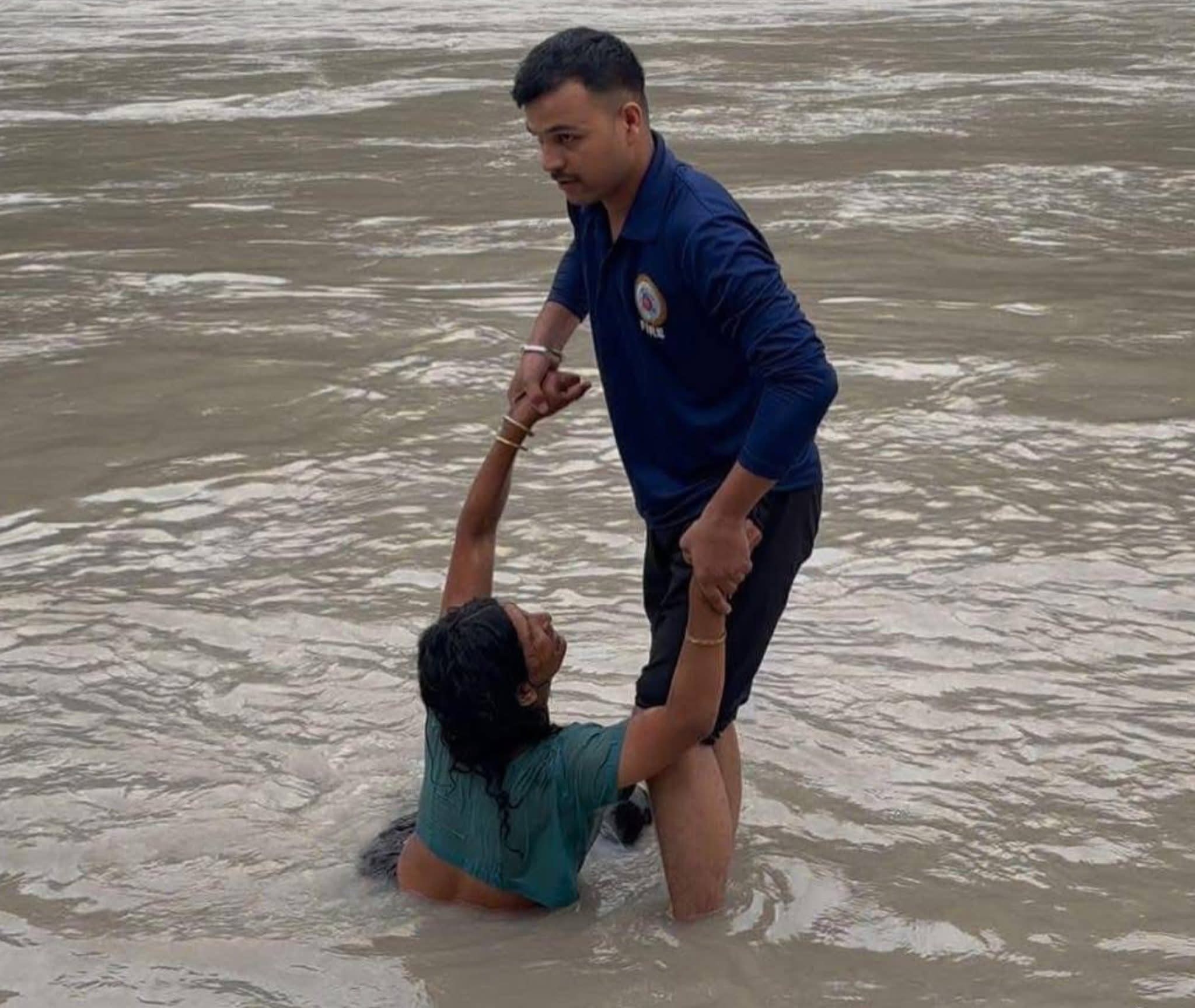 महिला ने मारी नदी में छलांग, फायर सर्विस टीम की तत्परता ने बचाई जान, मानसिक रुप से परेशान बताई जै रही है महिला