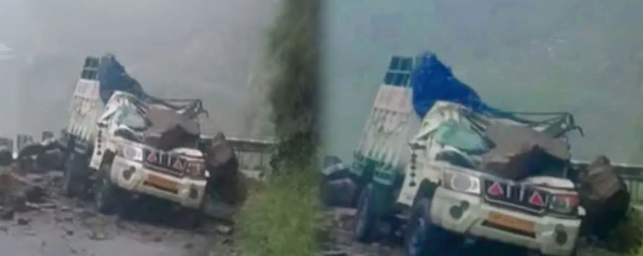 हिमाचल में दरकी पहाड़ी- चलती पिकअप पर गिरे बड़े-बड़े पत्थर, गाड़ी में सवार थे दो लोग