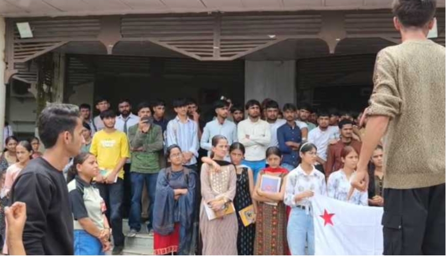 कॉलेज छात्रा से छेड़खानी मामला गरमाया: NSUI-SFI का कॉलेज में प्रदर्शन:नाहन