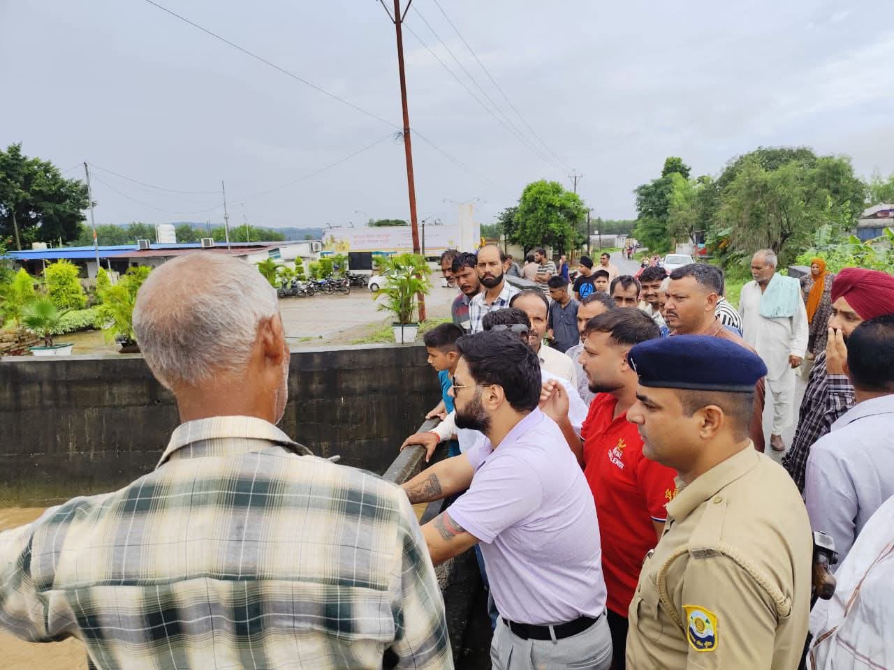 गाय की जान बचाते हुए खड्ड में डूबा व्यक्ति, सर्च ऑपरेशन जारी: पांवटा साहिब