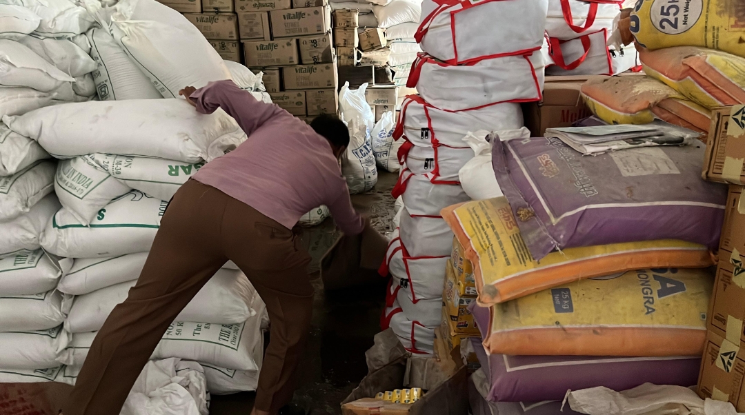 बरसात में बर्बाद हुआ सैकड़ों क्विंटल राशन, सरकारी गोदाम में घुसा पानी ओर मलवा