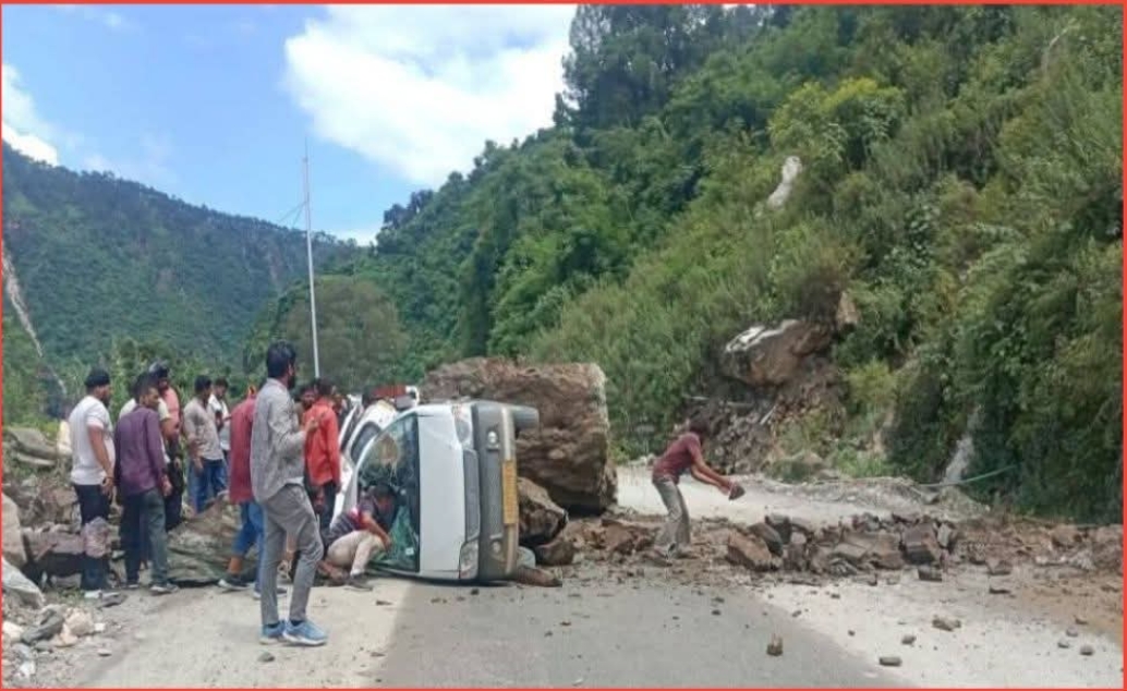ऋषिकेश-बद्रीनाथ हाईवे पर दर्दनाक हादसा: रतूड़ा में पहाड़ी से गिरा बोल्डर, एक की मौत, तीन घायल