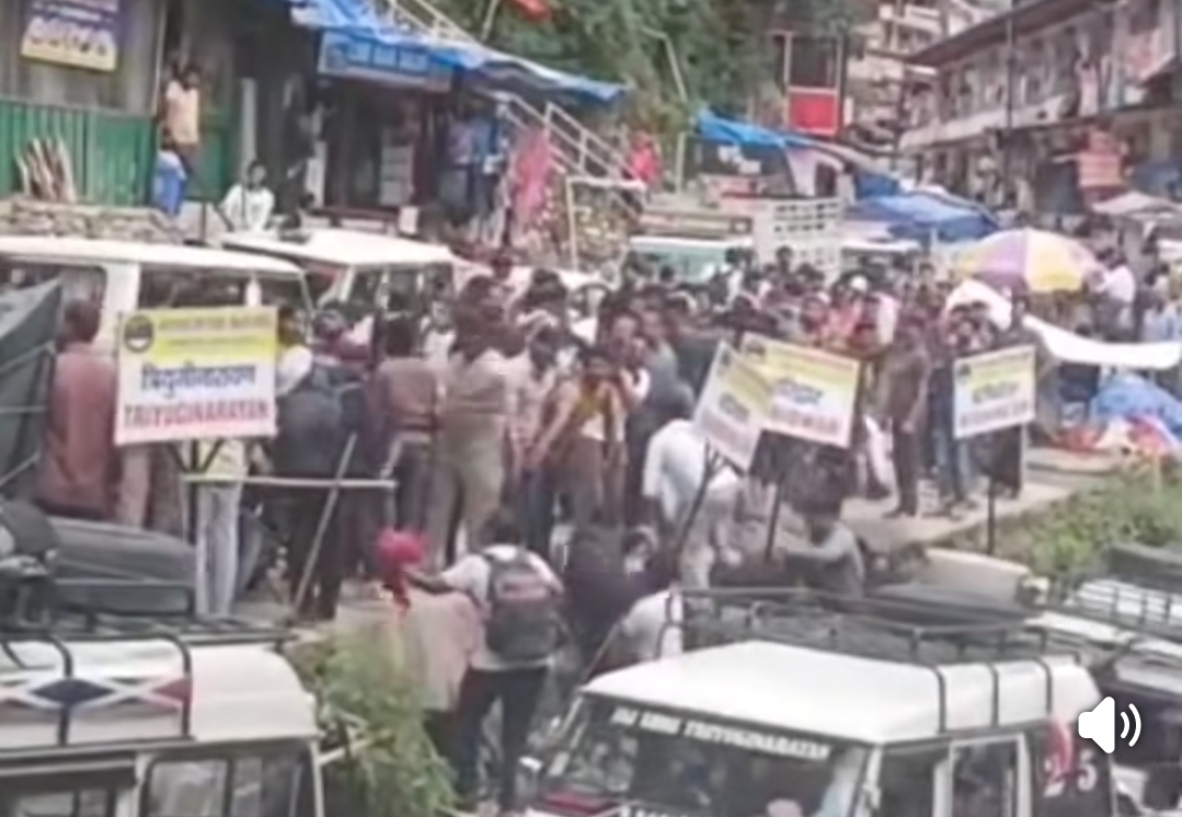 केदारनाथ यात्रा पर रोक के बावजूद सोनप्रयाग में हंगामा, बैरियर तोड़ यात्रियों की धक्का-मुक्की, पुलिस ने की लाठीचार्ज