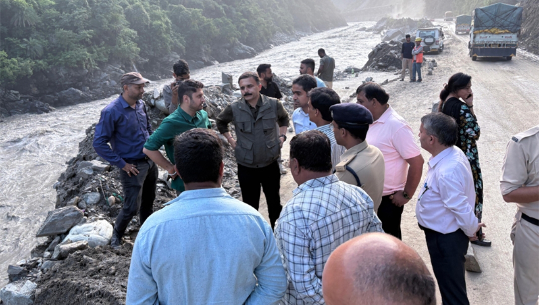 NH-03 : मंडी-कुल्लू वाहनों की आवाजाही शुरू, उपायुक्त ने किया प्रभावित क्षेत्रों का दौरा