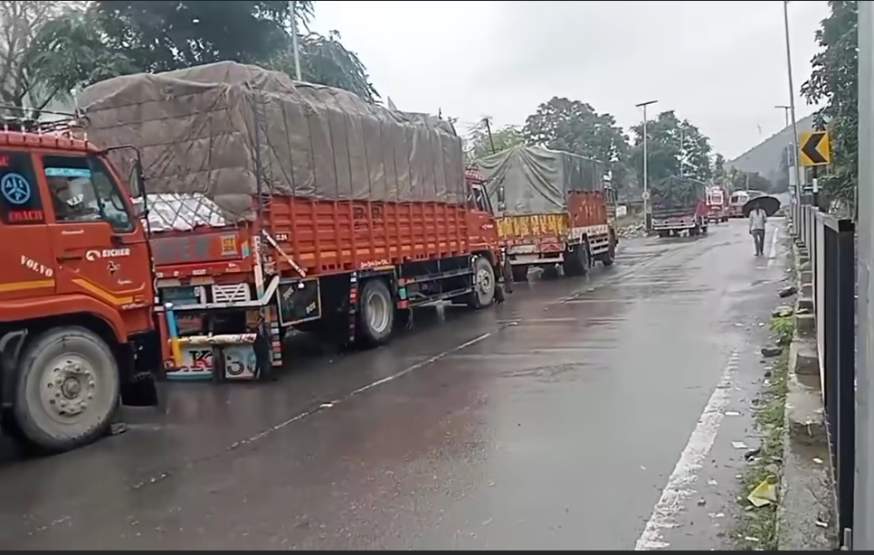 Himachal Disaster : काली पड़ी सेब की लाली, फंसा अरबों का सेब; जल्द सड़क नहीं खुली तो दबानी पड़ेगी फसल; जानें