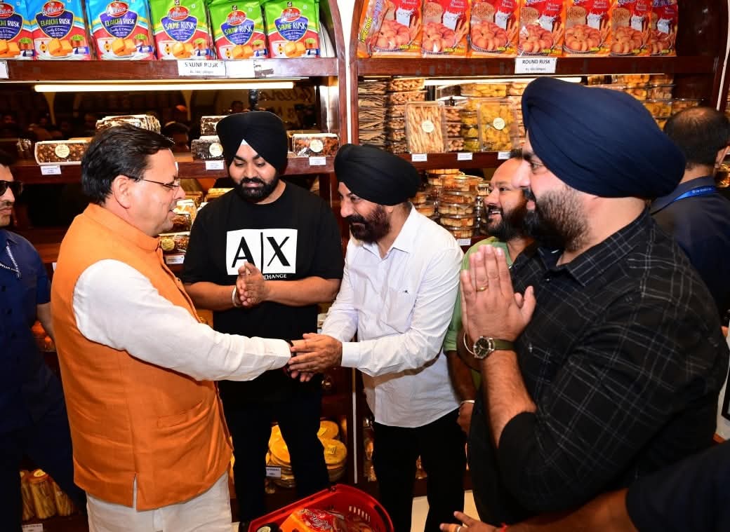 पुष्कर सिंह धामी ने किया दुकानों का भ्रमण, GST पर की बातचीत